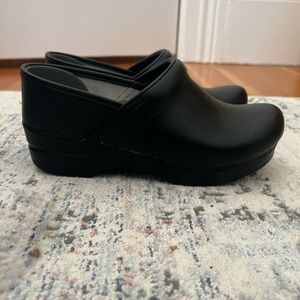 Dansko Women’s Clogs 🖤